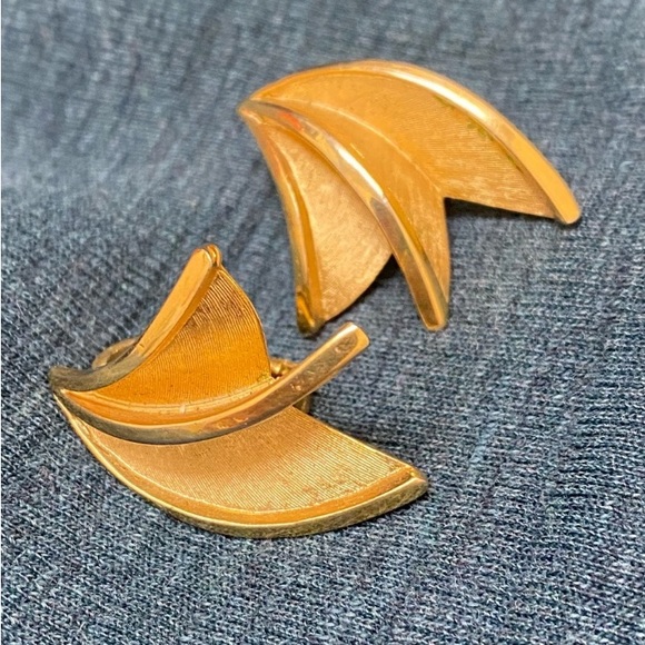 Vintage Trifari Gold Tone Clip on Earrings - Picture 8 of 8